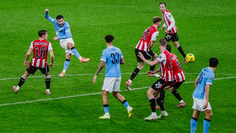Man City defeat Brentford with seven academy players - Ảnh 1