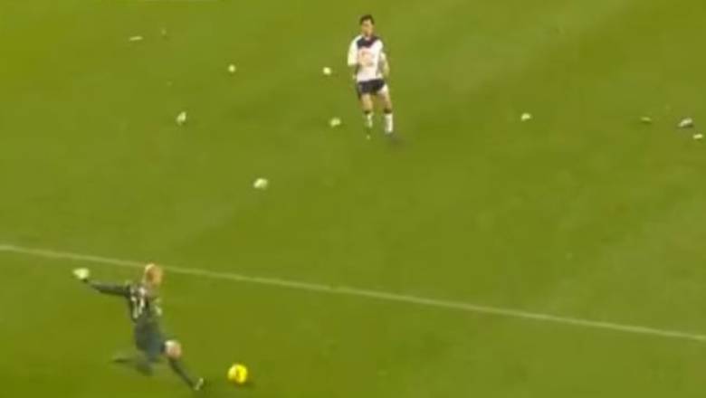 Top 10 longest goals in football history: Goalkeepers outnumber strikers - Ảnh 3