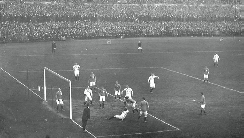 Who scored the first goal at Old Trafford? - Ảnh 3