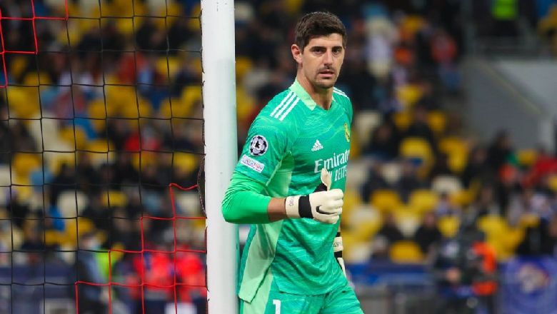 Why do goalkeepers wear different colours?  - Ảnh 1