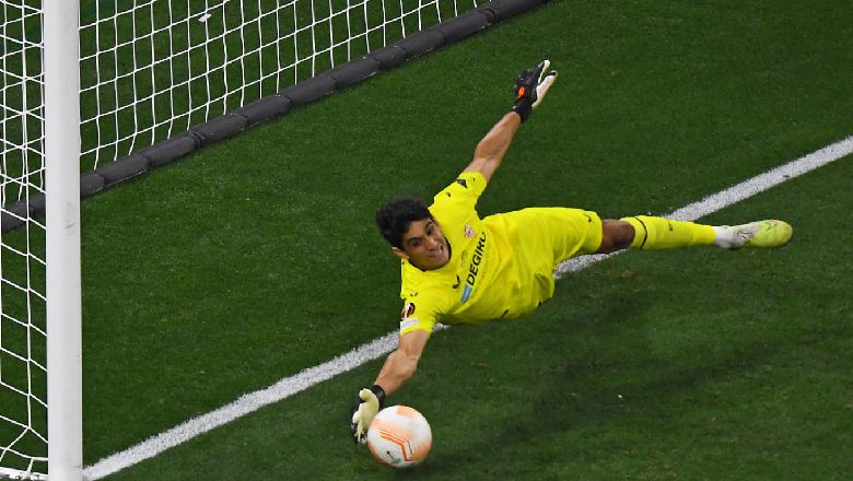 Why do goalkeepers wear different colours?  - Ảnh 2