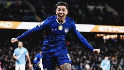 Enzo Fernandez scores in stoppage time to help Chelsea take a point against Man City